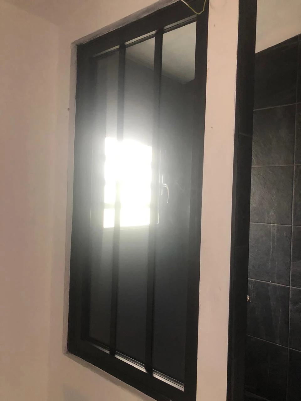 Adaptation aluminium sur mesure fenêtre étroite