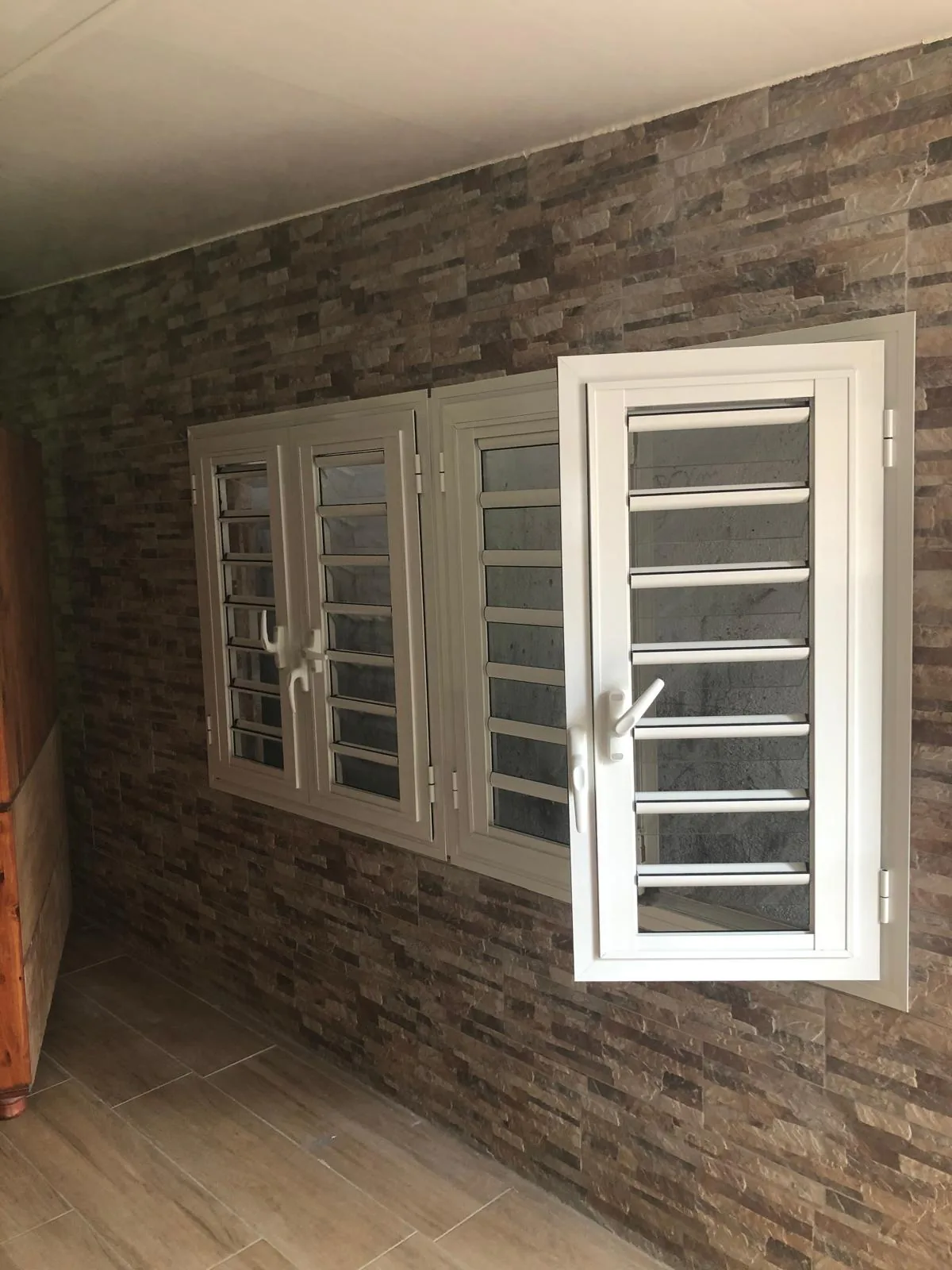 Fenêtre aluminium à jalousies multiples