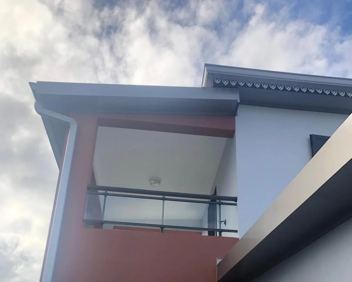 Garde-corps aluminium vue escalier vitré