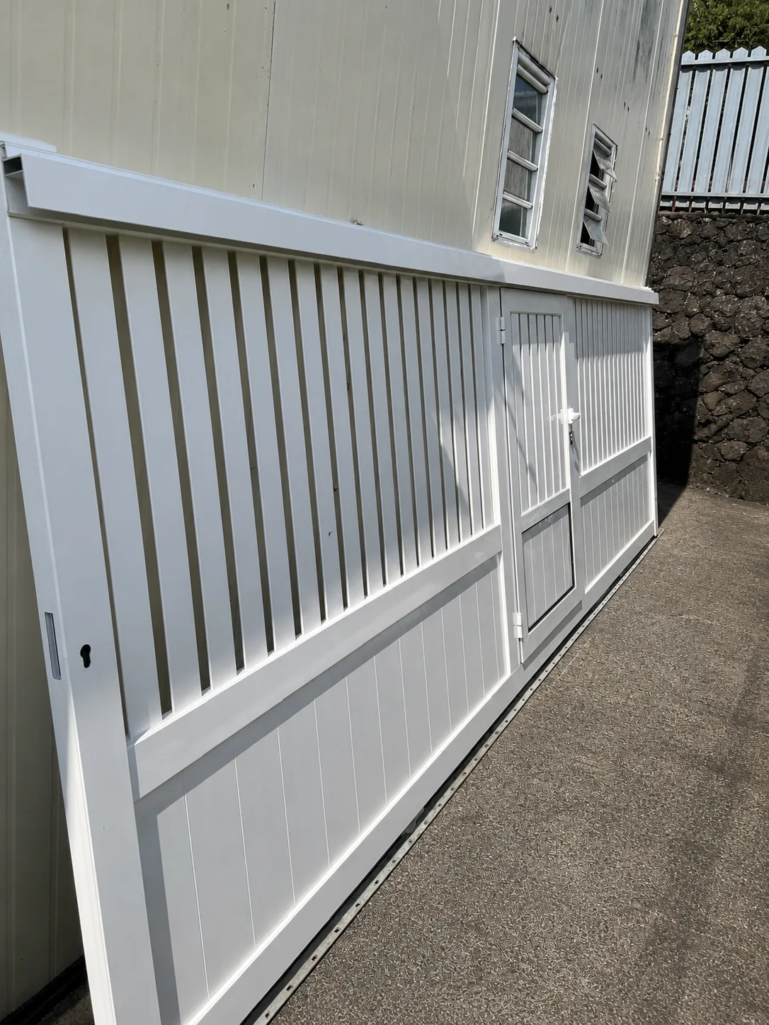 Portail aluminium blanc avec portillon