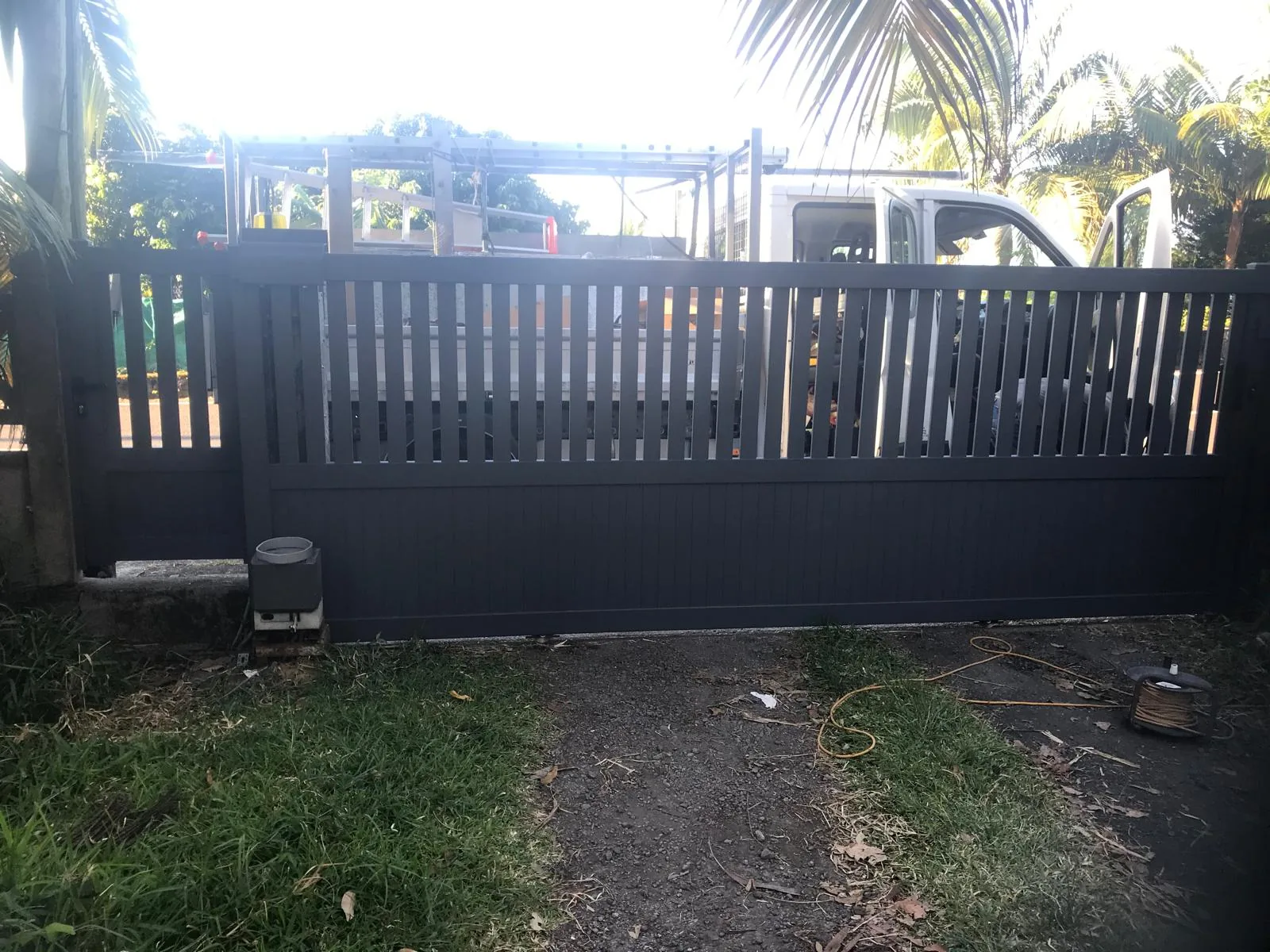 Portail battant aluminium gris