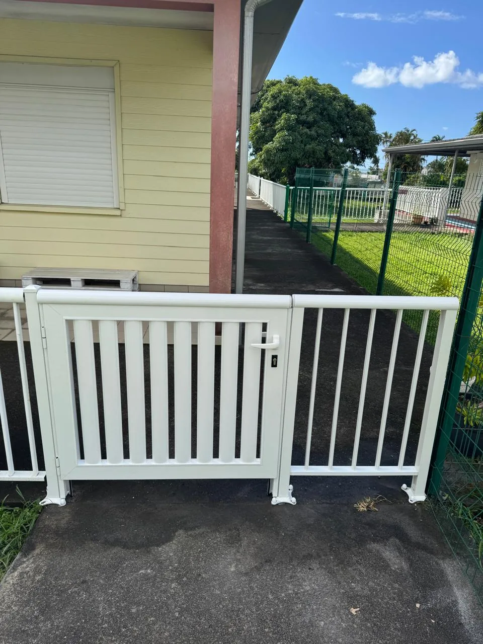 Portail aluminium blanc avec portillon