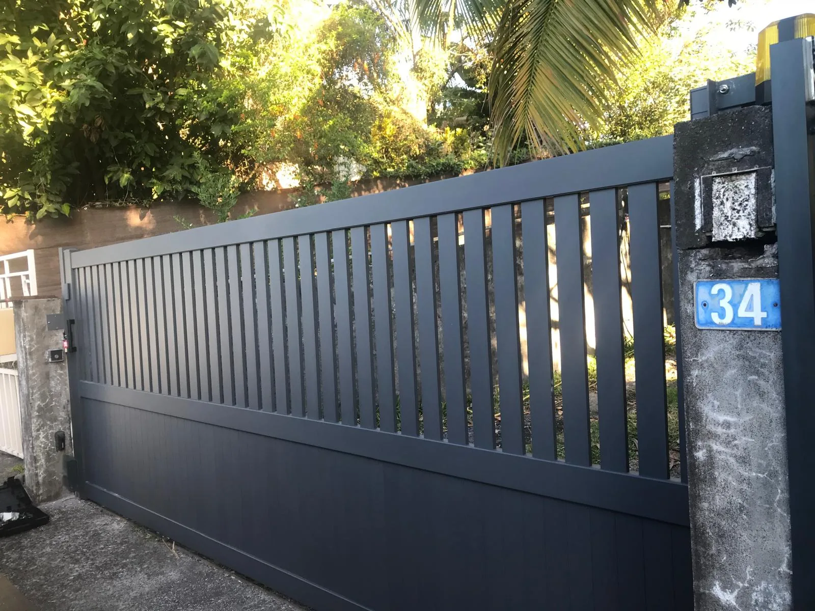 Portail coulissant aluminium anthracite