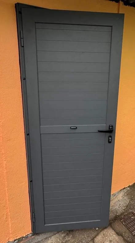 Porte d'entrée aluminium anthracite avec vitrage