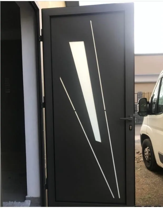 Porte d'entrée aluminium grise motif géométrique