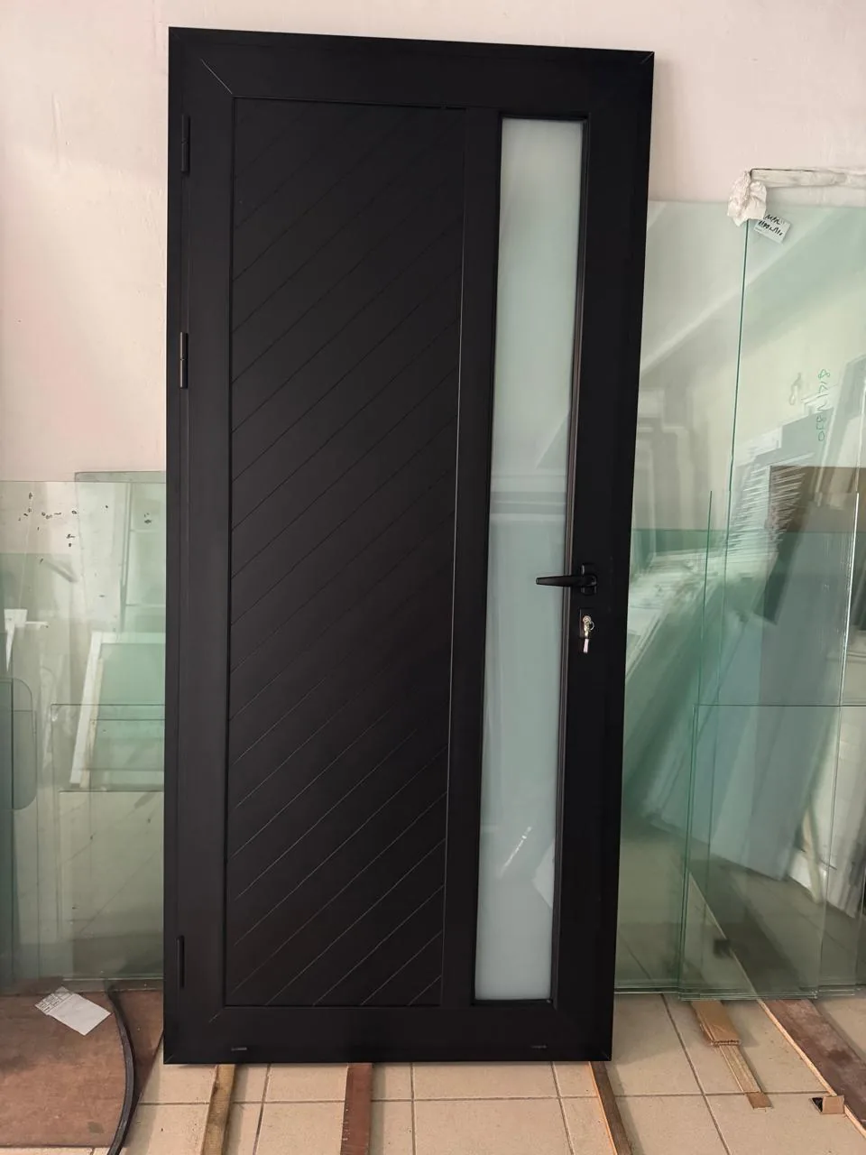 Porte d'entrée aluminium avec poignée inox